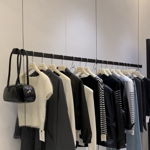 Expositor <span class=keywords><strong>de</strong></span> Ropa Multifuncional <span class=keywords><strong>de</strong></span> Acero Inoxidable Pulido con Tubo Cuadrado Plateado para Tiendas <span class=keywords><strong>de</strong></span> Ropa, Exhibición en Ventanas y Arte - Product Image 1