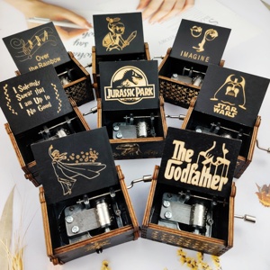 Mini boîte à <span class=keywords><strong>musique</strong></span> en bois Spot pour les fans d'anime et les cadeaux de vacances/d'anniversaire Jouet noir avec un design unique - Product Image 2