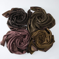 Vente chaude 100*100cm Tudung Bawal à la mode Eid Veil Shinny Écharpe Satin Soie Imprimé Design avec Logo Personnalisé pour les Femmes Musulmanes