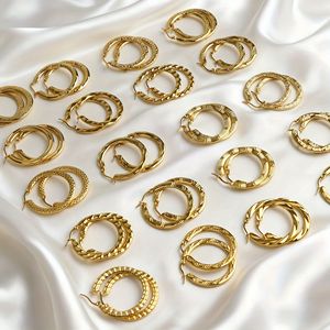 MW Wholesale Boucles d'oreilles créoles Huggies martelées classiques en acier inoxydable plaqué or 18 carats, géométriques et irrégulières pour femmes - Product Image 2