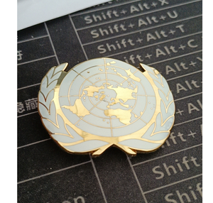 เข็มกลัดติดเสื้อ DFB102 องค์การสหประชาชาติ โลโก้สหประชาชาติ  แบบเคลือบแข็ง  ลายพวงมาลัยสีทอง  เข็มกลัดติดเสื้อรูปโลก - Product Image 1