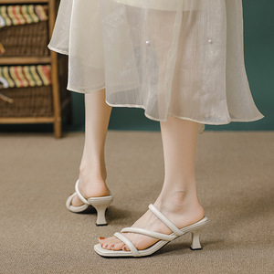 Sandales élégantes à talons carrés, talon bas, à enfiler, couleur unie, en cuir microfibre, tendance estivale, bout ouvert, bride arrière - Product Image 3