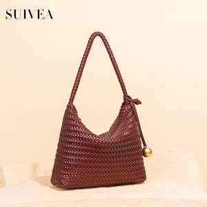 Sac à main pour femme en gros, petit sac fourre-tout de luxe avec pendentif boule dorée, sac seau en cuir souple tressé à la main, sac à main pour femme sous le bras - Product Image 1