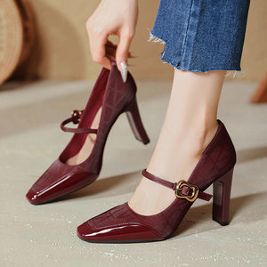 รองเท้าส้นสูงทรงเหลี่ยมแบบมีสายรัดหัวเข็มขัด หนังแก้วสีแดง ยี่ห้อ Mary Jane รุ่น Pumps ส้นหนา แฟชั่นสำหรับผู้หญิง - Product Image 1