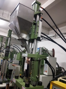 Mesin Cetakan Injeksi Plastik <span class=keywords><strong>PVC</strong></span> Vertikal Kecil - Product Image 3