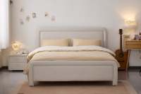 Lit rembourré incurvé de style vintage moderne italien avec cadre en bois pour chambre à coucher