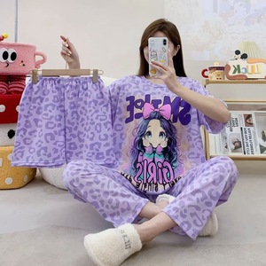 Vente flash : pyjama pour femmes en polyester à manches courtes, anti-statique, taille élastique, trois pièces, imprimé de dessins animés d'animaux, fabriqué en Thaïlande - Product Image 1