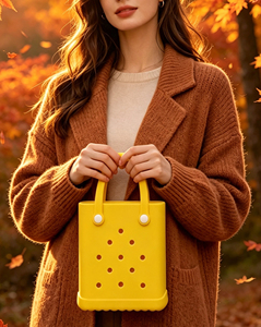 Bolso de mano ligero de EVA con dijes aleatorios, mini bolso tote impermeable con cierre abierto, bolso portátil para salir, bolso de malla Y2K duradero - Product Image 2