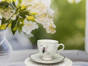 Ensemble tasse et soucoupe à café en céramique au design unique avec motif d'ailes de fille et inscription « Le futur appartient à celui qui se prépare pour aujourd'hui » - Product Image 6