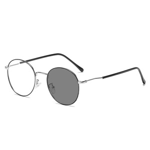 Lunettes de luxe 2026 à motif uni pour femmes et hommes, verres photochromiques, nouveau design, monture en métal noir et or, lunettes optiques <span class=keywords><strong>anti</strong></span>-lumière bleue - Product Image 4