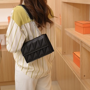 <span class=keywords><strong>Sac</strong></span> <span class=keywords><strong>à</strong></span> <span class=keywords><strong>main</strong></span> matelassé élégant en PU pour femme, petit format, nouvelle mode 2026, <span class=keywords><strong>à</strong></span> bandoulière avec chaîne, idéal pour le travail et les trajets quotidiens - Product Image 4