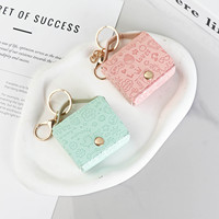 Porte-clés de luxe en cuir PU tissé à carreaux, personnalisé avec impression UV, antichoc, design de dessin animé anime, pour étui AirPods, vente en gros