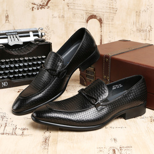 รองเท้าหนังแท้ผู้ชายแฟชั่นทันสมัย สวมใส่สบาย ปลายแหลม เหมาะสำหรับฤดูใบไม้ร่วง ใส่ทำงานและโอกาสทางการ ไซส์ใหญ่ คุณภาพสูง - Product Image 1