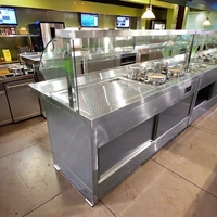 Station de buffet froid commerciale avec protection anti-éclaboussures, écran en verre incurvé, pieds réglables, capacité GN pour le petit-déjeuner d'hôtel