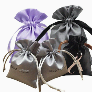 Pochette en satin personnalisée avec cordon de serrage pour cils, bijoux et cadeaux – Petits accessoires d'emballage textile - Product Image 4