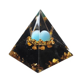 Pyramide en résine époxy cristalline, œil de chat bleu, obsidienne, décoration pour la maison - Product Image 5
