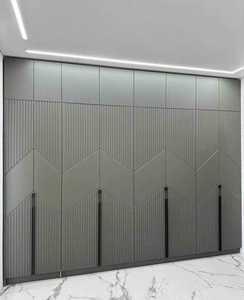 Armoire moderne beige texturée avec poignées dorées et étagères ouvertes - Product Image 5