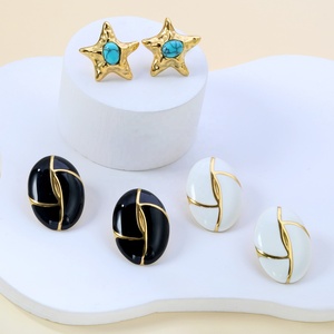 Pendientes de tuerca de acero inoxidable con baño de oro de 18k, diseño de estrella turquesa, geométricos ovalados, con textura de líneas de goteo de aceite, en blanco y negro, joyería de moda. - Product Image 1