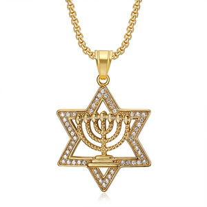 Elegante Collana a Tema Menorah con Zirconi, Placcata Oro, Lavorazione Intricata, Lucida, Resistente e Levigata - Product Image 3