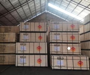 Оптовая продажа водостойкой фанеры для опалубки из березового шпона с черным пленочным покрытием, размеры 1220*2440 мм, толщина 12 мм, 15 мм, 18 мм - Product Image 6