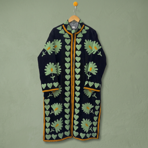 Abrigo Largo de Terciopelo Negro Suzani Hecho a Mano al por Mayor con Bordado de Apliques de Motivos Florales y de Corazones en Verde Salvia Claro - Product Image 5
