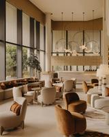Mobilier de luxe pour hôtels et restaurants : Banquettes en cuir sur mesure et tables de restaurant pour projets hôteliers, salons, cafés et boutiques (surface de 500 m²)