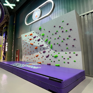Pared de escalada interior personalizada para parque de aventura y parque infantil, incluida la escalada de Rubic y salto de fe y escalada de Boulder - Product Image 1