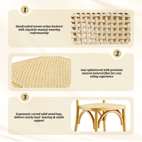 Chaise de salle à manger commerciale avec structure en bois massif courbé, dossier tressé en corde et assise en rotin, idéale pour restaurants, hôtels et événements (location)
