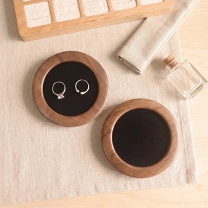 Bandeja redonda de madera de nogal para joyería con inserto blanco y negro para exhibir pendientes y anillos, accesorios de fotografía - Product Image 3