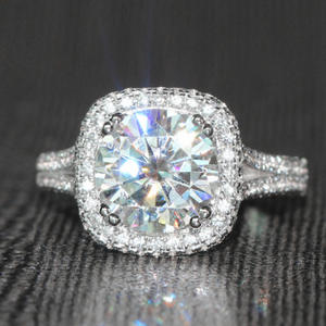 Anello di fidanzamento da donna F1736 in oro bianco con diamante taglio brillante rotondo naturale colore D e montatura a halo - Product Image 1