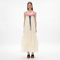 Robe longue superposée personnalisée OEM ODM pour femme, couleur ivoire, bretelles spaghetti, applique rose, ruban noir à nouer, idéale pour les tenues de villégiature