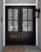Porte d'entrée noire en bois avec verre trempé