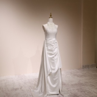 Robe de mariée dos nu ornée de perles, corsage en dentelle, satin drapé, fente haute, grande taille, sur mesure, vente en gros, directement de l'usine