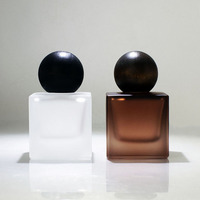 Flacon de parfum carré personnalisé à faible MOQ, 30ml 50ml 100ml, en verre transparent, gris, noir, dépoli, avec bouchon en bois