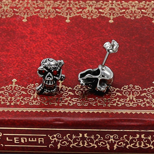 Yunnique Boucles d'oreilles tête de crâne en acier inoxydable 316 avec incrustation rouge, style punk, bijoux tendance pour hommes et femmes - Product Image 3