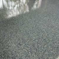Revêtement liquide auto-nivelant effet marbre coloré éco-responsable à base d'époxy pour rénovation rapide de sols de maisons et garages