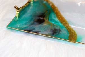 ถาดเรซิ่นตกแต่งด้วยดีไซน์ทันสมัยหรูหรา เนื้อสัมผัสเรียบเนียน ทนทานยาวนาน เหมาะสำหรับใช้ในบ้านและห้องครัว - Product Image 3