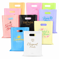 Sacs à cosmétiques à poignée découpée personnalisée de haute qualité sac de bijouterie en plastique coloré réutilisable pour le shopping de chaussettes