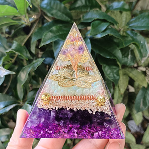Pyramide en résine époxy avec galets de cristal, 8 cm, motif floral, arbre d'améthyste, décoration d'intérieur, ornement de bureau, cadeau - Product Image 1