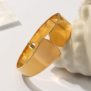 Joyería Minimalista de Lujo, Elegante Brazalete Geométrico de Acero Inoxidable Chapado en Oro - Product Image 3