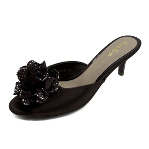 Talons plateforme floraux pour femmes avec de grandes paillettes scintillantes et tissu satiné floral - Product Image 5