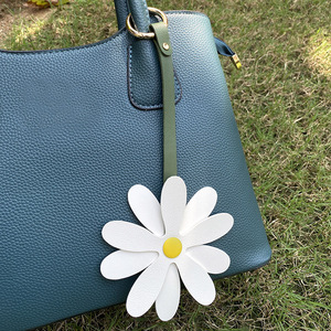 Personalized Pu Leather Daisy <b>Keychain</b> Adornment Handbag Pendant Bag Charm Decoration Gifts Charm Hanging for Women Bags - Product Image 3