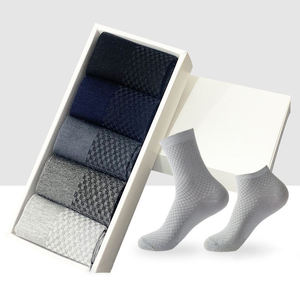 Robe pour hommes d'affaires formels respirants avec logo personnalisé OEM 100% Chaussettes en bambou avec boîte-cadeau - Product Image 2