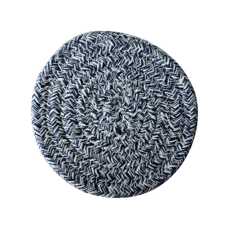 Hilo floral azul oscuro y blanco.