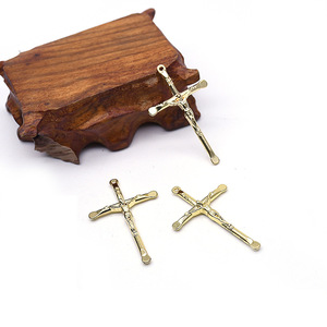 Colgante de cruz de aleación de 4.3cm x 2.7cm, chapado en oro, accesorio de joyería para bricolaje, para collares. - Product Image 2