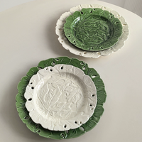 Nouvelle arrivée forme irrégulière conception de feuille verte en relief chou glaçure assiette en céramique ensemble pour événements
