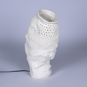 Lámpara de Mesa Decorativa Escultural de Cerámica Hueca Hecha a Mano con Pantalla Novedosa para Sala de Estar y Dormitorio - Product Image 4