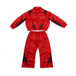 Conjunto Deportivo Rojo para Hombre, Estampado Geométrico, Poliéster Satinado, Ropa de Verano Informal, Cuello Alto, Cierre Frontal con Cremallera - Product Image 1