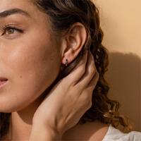 Boucles d'oreilles Huggie en acier inoxydable avec incrustation d'opale de feu dorée