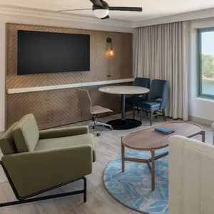 Embassy Suites by Hilton 라운지 의자 커피 테이블 TV 가슴 드레서 탑 호텔 가구 프로젝트